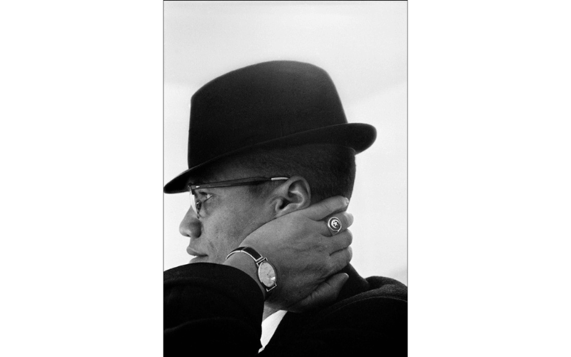 Foto: Malcolm X durante visitas à empresas com donos muçulmanos negros - 1962 - Eve Arnold/Magnum Photos