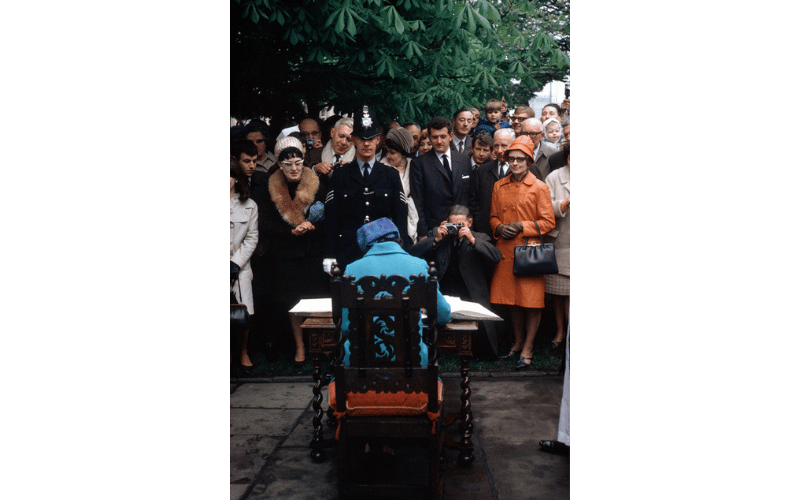 Foto: Rainha Elisabeth II durante um tour - 1968 - Eve Arnold/Magnum Photos