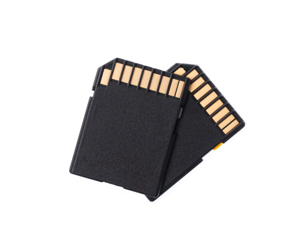 Cartões de memória SD isolados em fundo branco, representando o aumento de preços em 2026