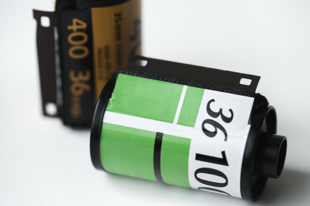 Rolo de filme fotográfico 35mm representando a fotografia analógica em 2026