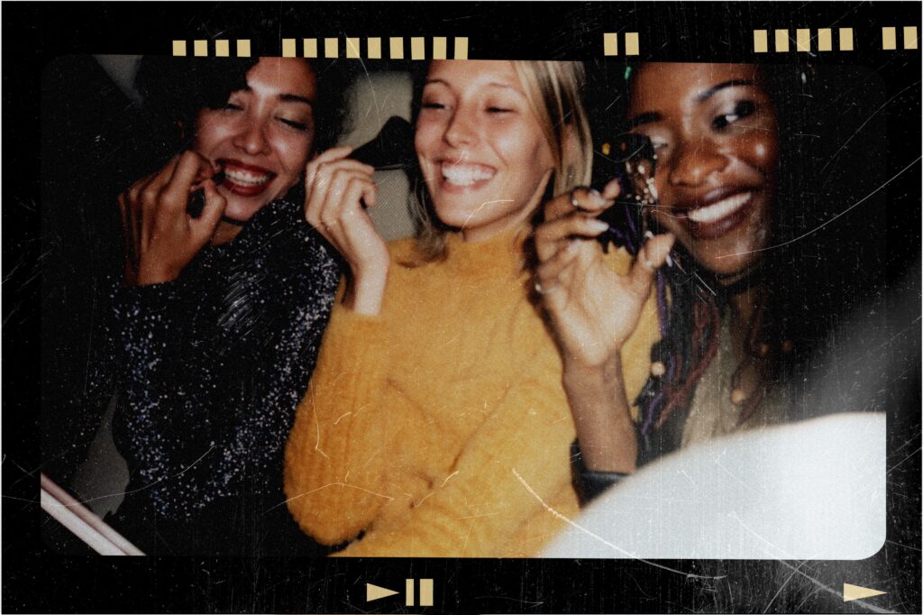 Foto com estética de filme mostrando pessoas sorrindo, exemplo de fotografia analógica em 2026